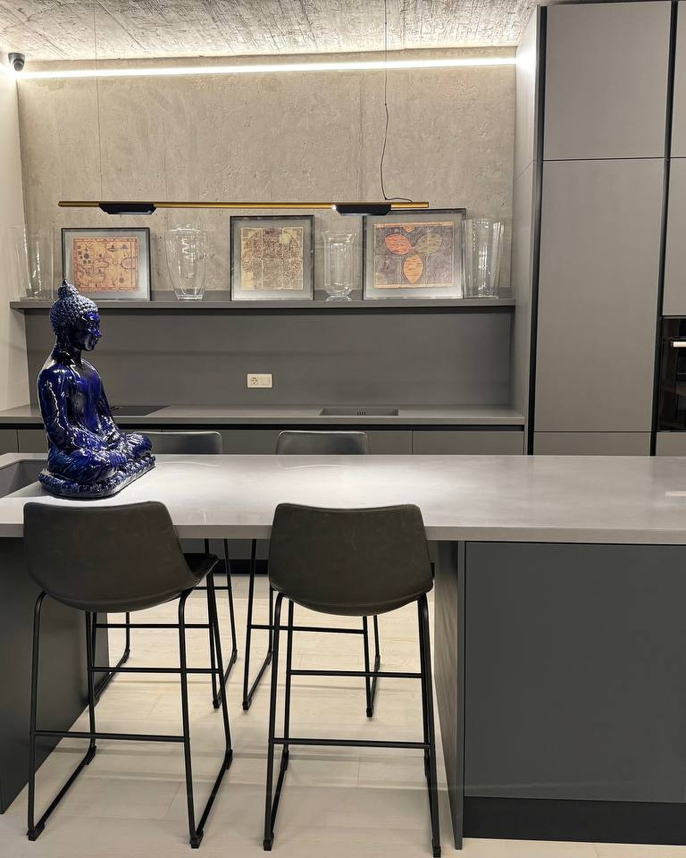 04 — Minimalist Kitchen Renovation with Custom Breakfast Bar