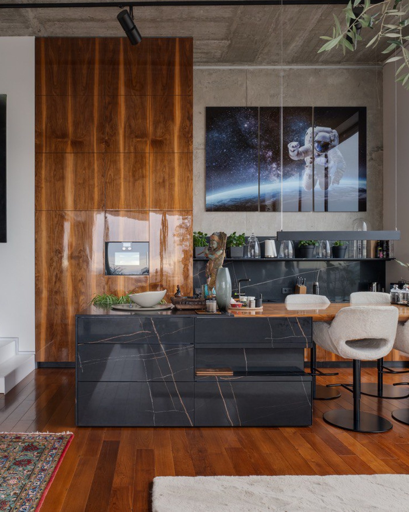 02 — Warm Wood Kitchen Renovation with Integrated Cabinetry